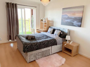 Entire Morden apartment closed historic Dockyard